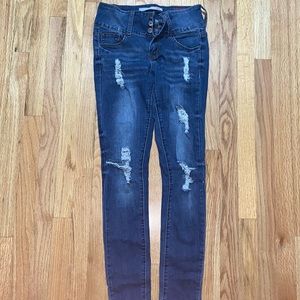 WOMAN RIPPED DISTRESSED JEANS!